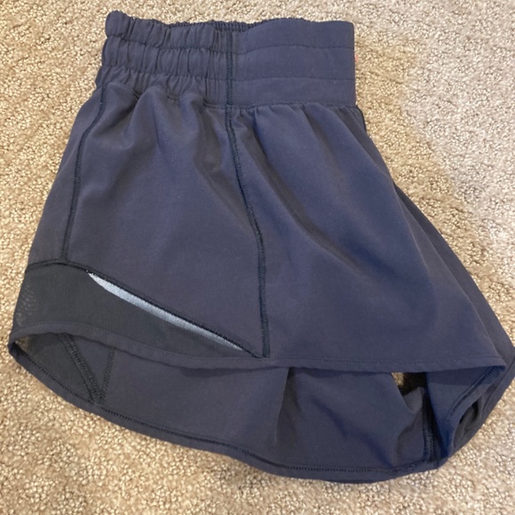 Lululemon Hotty Hot Shorts 2.5 inch Size 6 - Picture 2 of 12